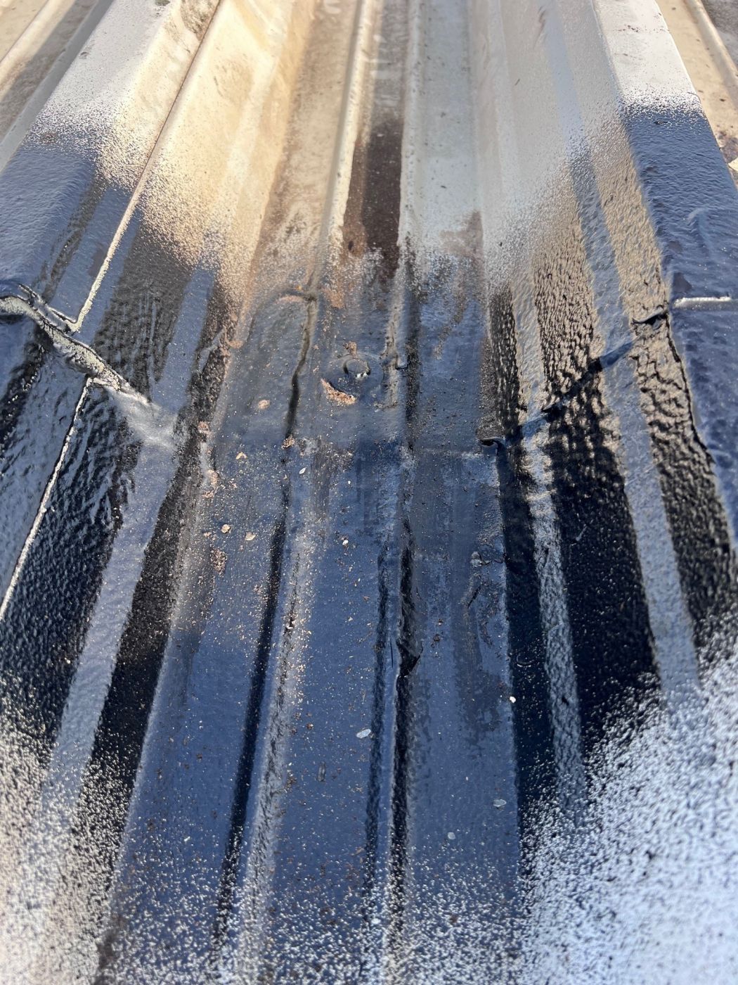 Vloeibare dakbedekking of liquid rubber vormt zich naar het dak